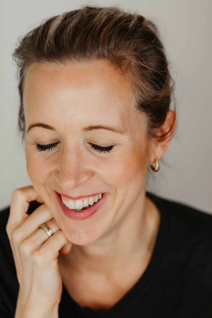 Lisa Weickl hat die Augen geschlossen und lacht