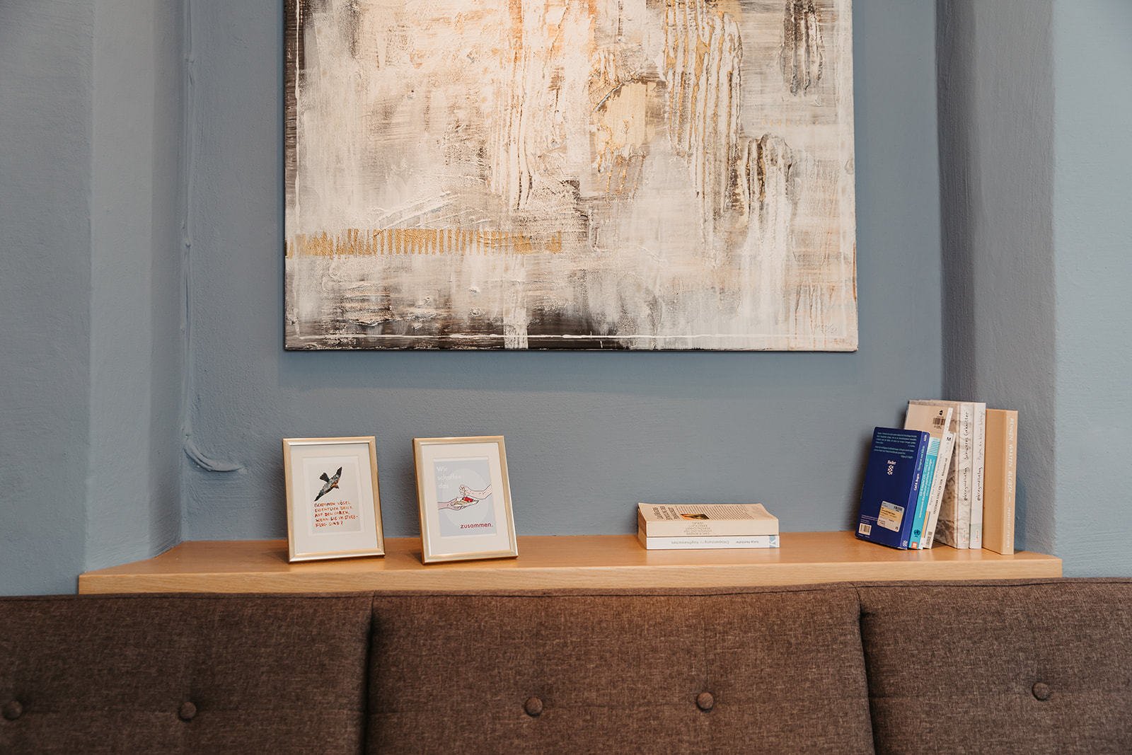 Regal mit Bildern und Büchern