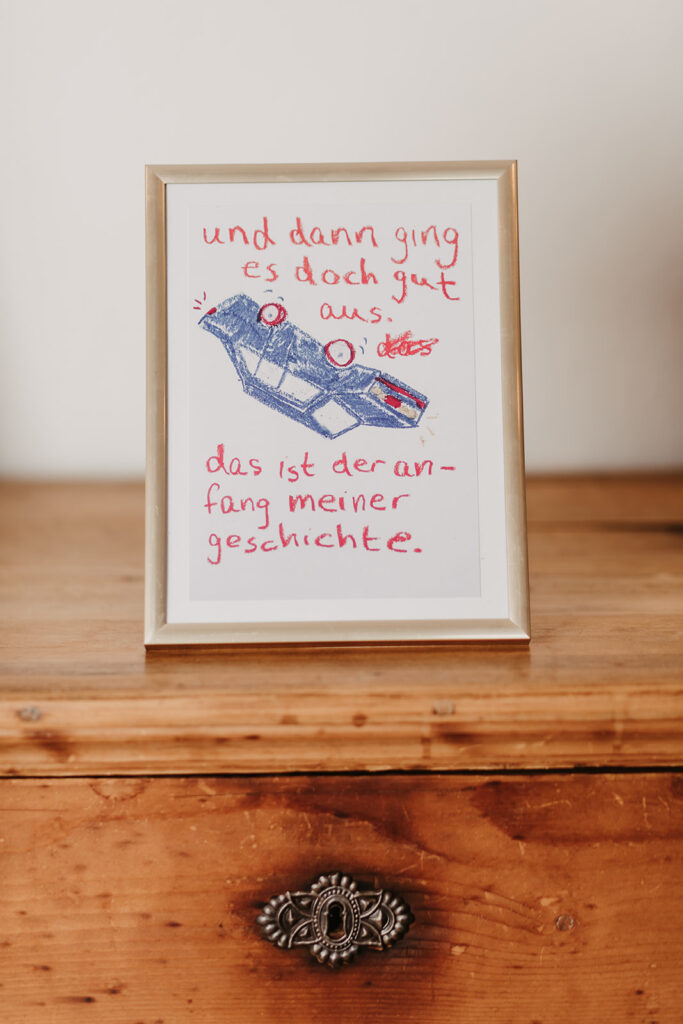 Bild auf einer Kommode mit einem Auto und einem Spruch drauf