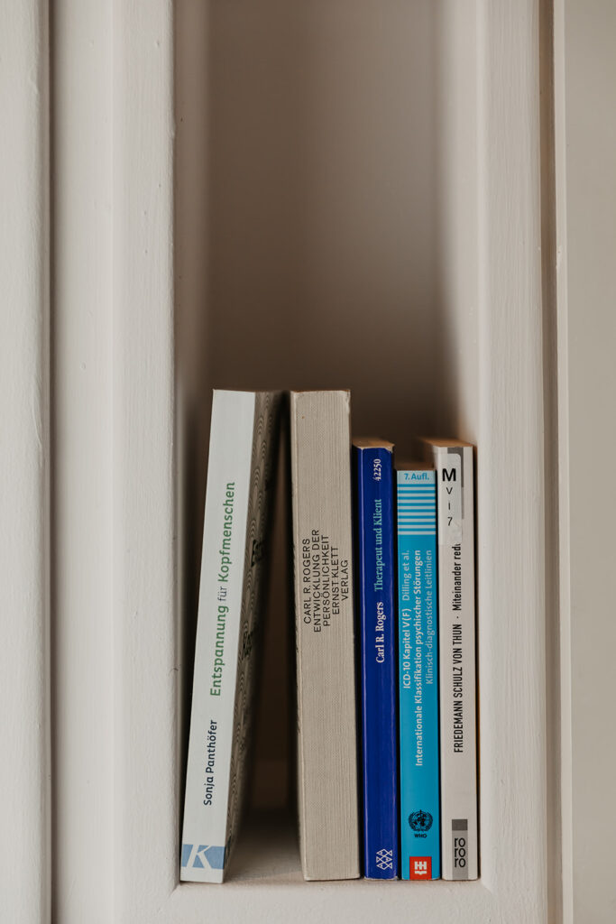 Bücher in einem Regal