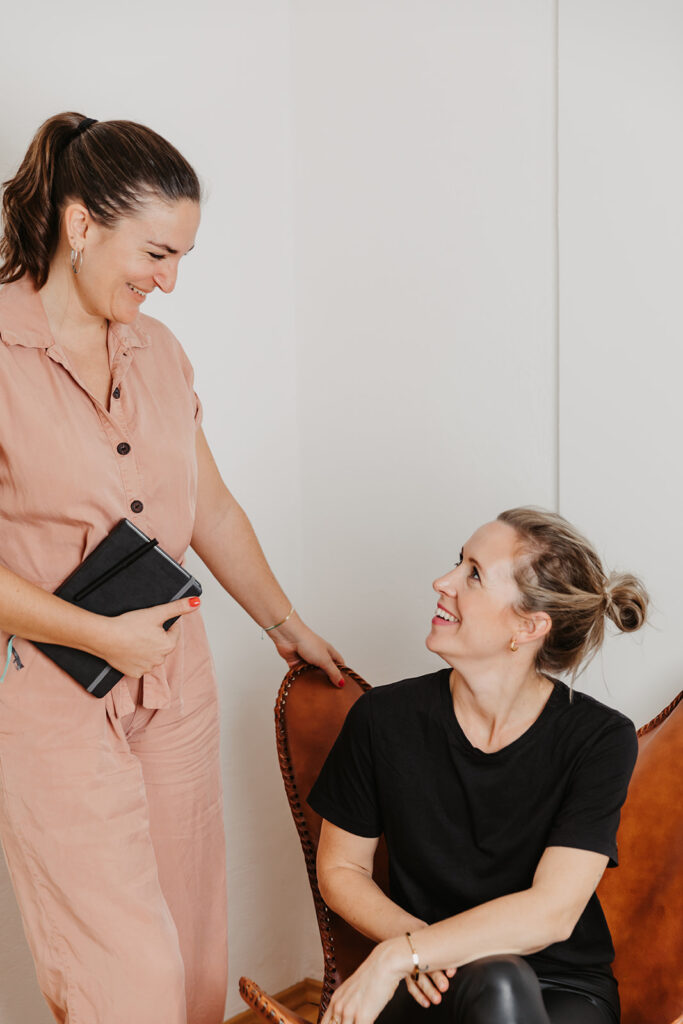 Therapeutinnen sehen sich an und lachen